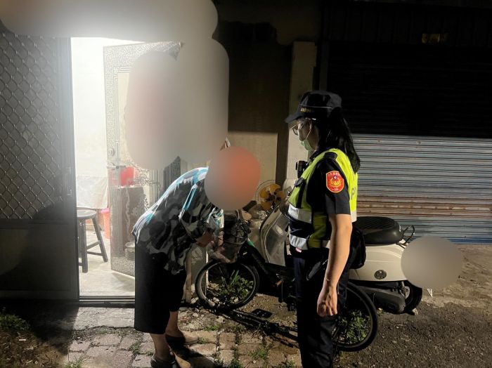 老婦人夜深路倒　警方協助安全護送返家