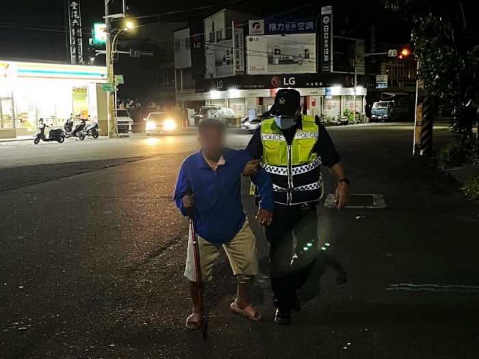 7旬翁行動不便   和心警護送過馬路