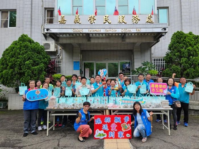 嘉義榮服處辦理「端粽飄香」處長邱文俊送愛到家