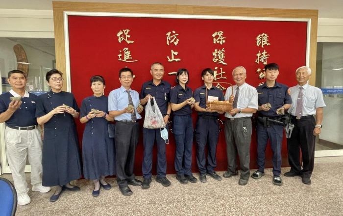 慈濟慰問草屯警消辛勞 致贈蘋果素粽賀佳節