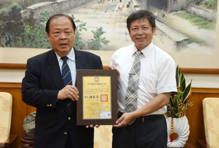 馬公高中校長丁志昱榮調彰化　陳光復頒贈榮譽縣民證
