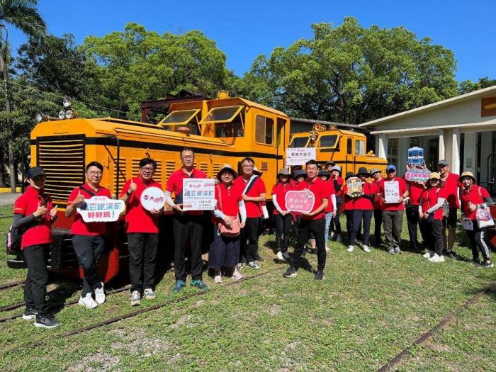 高雄大遠百號召員工前往橋頭糖廠健走凝聚向心力