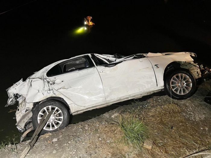 自小客疑閃避車輛失控墜入魚塭  駕駛受傷送醫