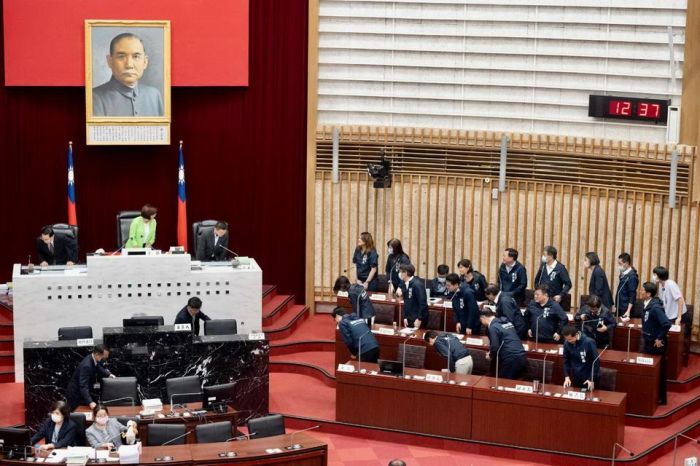 高雄市議會定期大會閉幕　陳其邁率市府團隊感謝致意