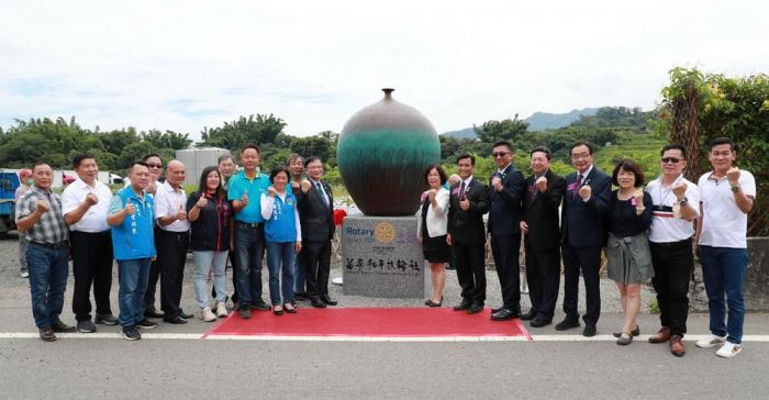 國際陶藝大師李仁燿攜手扶輪社友 將小口瓶翻鑄成銅製藝術品贈大湖鄉