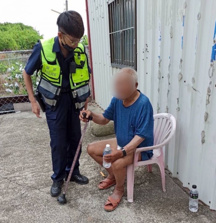 失智老翁身體不適跌坐路中　員警獲報協助送返家