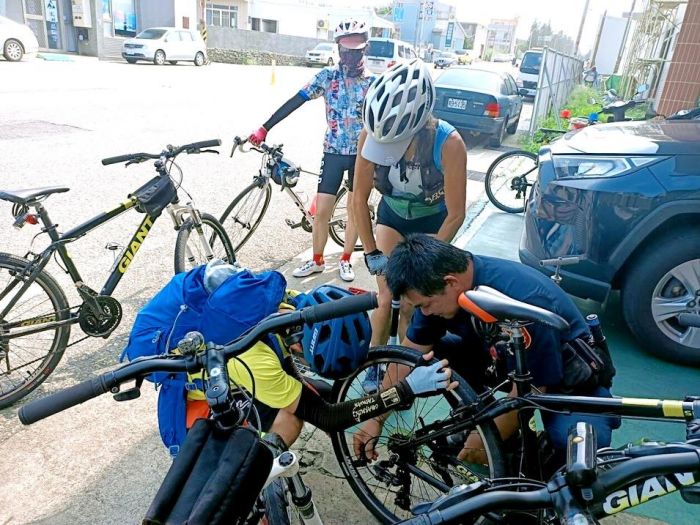旅客自行車輪胎爆胎　湖西所鐵馬驛站協助修繕
