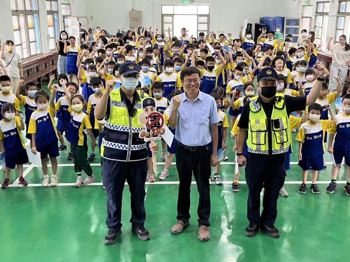 安定國小舉辦結業式　和心警進駐校園犯罪預防宣導