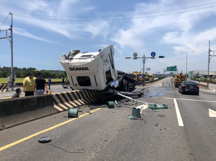 曳引車與垃圾車碰撞車頭掀起