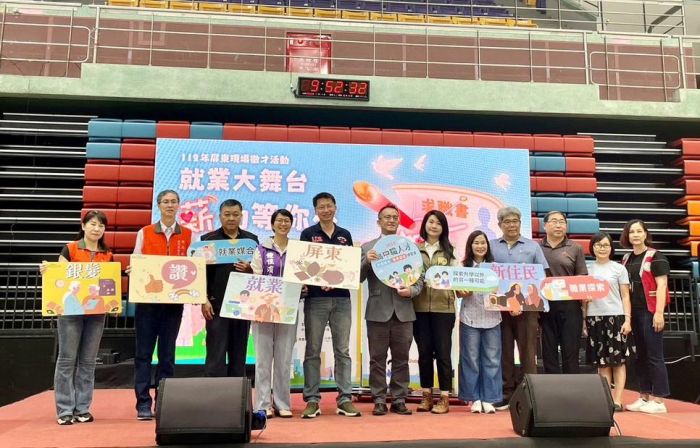 屏東縣榮服處參與「就業大舞台薪動等你來」現場徵才活動 服務頗獲好評