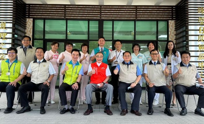 輔導會主委馮世寬至中榮嘉義暨灣橋分院慰問住院榮民眷揪感心