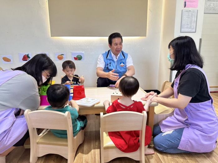 陳福海巡訪后頭社區公共托育家園