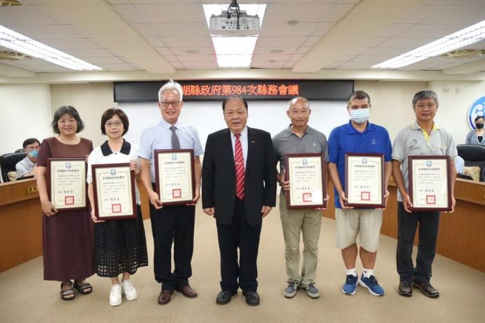澎湖縣務會議　陳光復表揚熱心公益善行、退休教師及績優社區單位