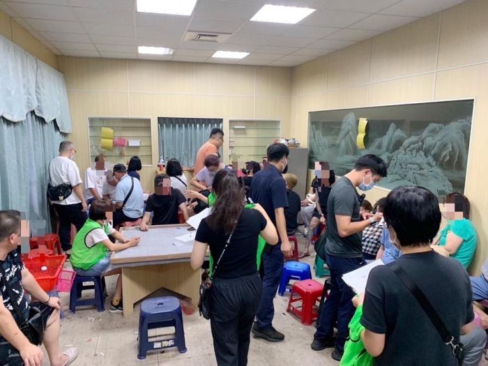 天九牌賭場藏身鐵皮屋　東港警逮賭客34人