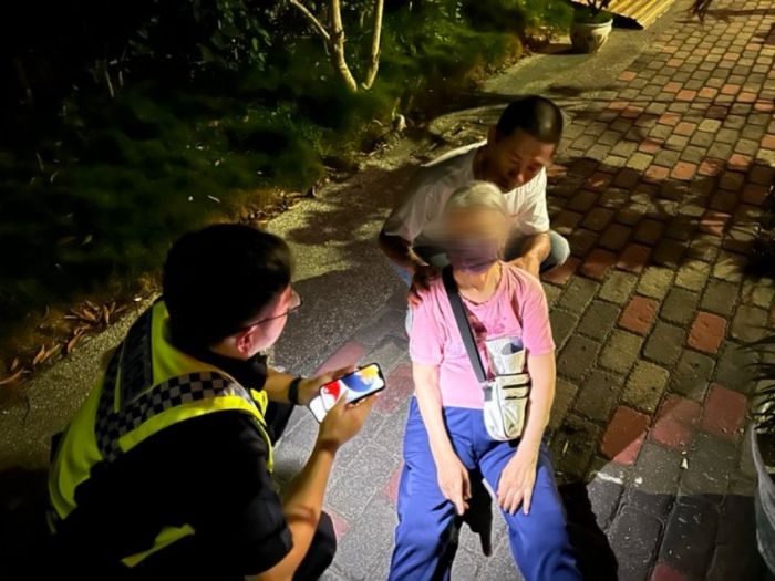 老婦低血糖路倒癱坐　民眾通報警、消協助就醫