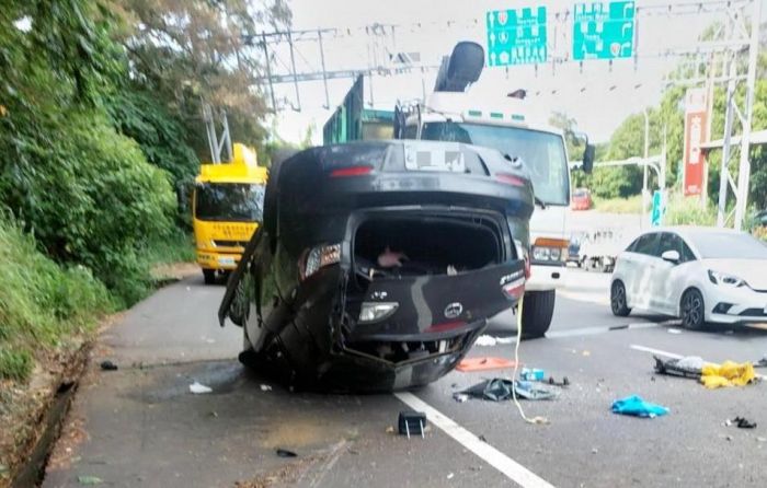 苗栗男疑酒駕釀禍　衝入對向山溝再撞大貨車