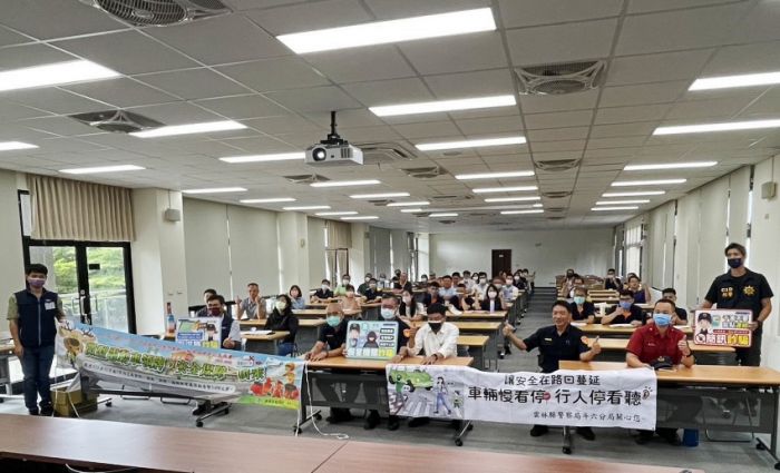 灌輸移工正確交通安全觀念　斗六警前進雲林科技工業區宣導