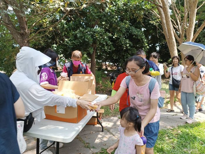 金蜜芒果公益義賣園遊會 千支芒果冰棒邀遊客免費品嘗