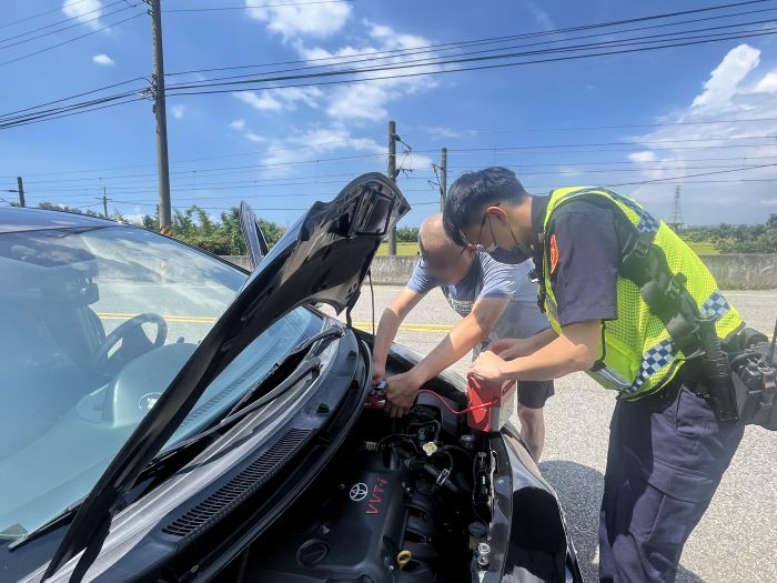 天晴看海遇車輛拋錨　竹南警及時伸援