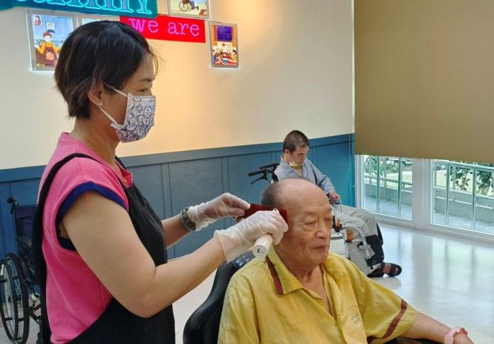 中榮埔里分院護理之家「懷舊理髮廳」開張　長輩開心換造型　