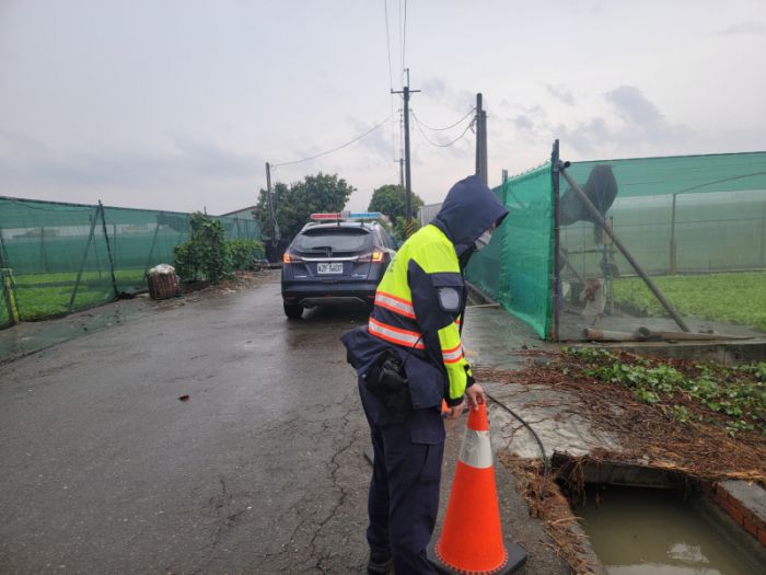 強降雨導致電線掉落　吳厝警到場警戒