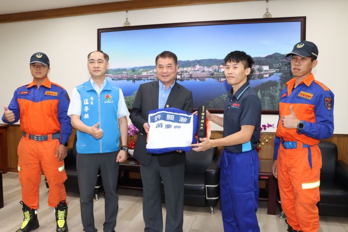 世界警政消防運動會    鍾東錦贈選手許顥瀚柔道服祝旗開得勝