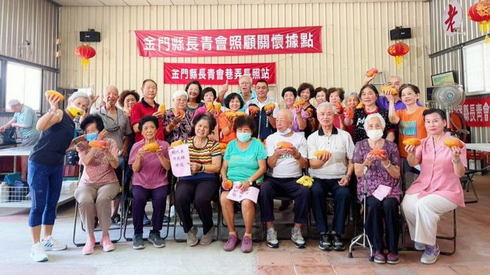  關心長者供餐情形　金城鎮民代表許燕輝致贈水果加菜