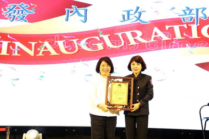 嘉義市議長陳姿妏蟬聯義消總隊第8任總隊長 黃敏惠代表內政部頒發聘書