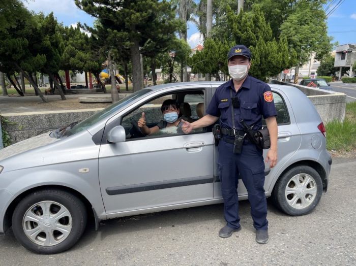引擎過熱熄火　豐榮警積極救援