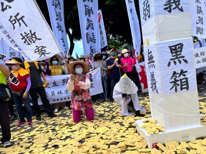 反對員林市東區設置禮儀廳 自救會三度抗議出動孝女白琴哭喊市長回來