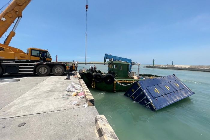 天使輪沉船大量貨櫃漂流　高雄港緊急打撈進行船體抽油作業