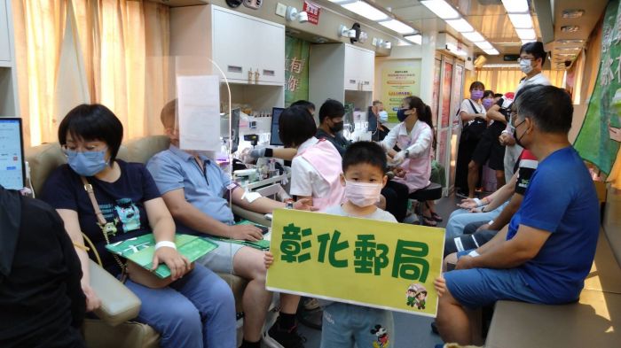 捐熱血·郵愛心 彰化郵局攜手無限忠孝鐵馬隊舉辦捐血活動