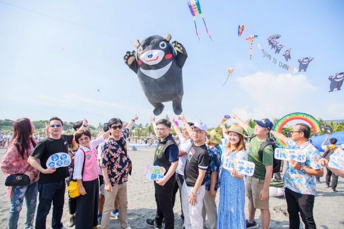 旗津風箏節開幕萬人追「風」趣　12米高雄熊風箏亮相