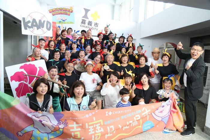 嘉義市13位90歲以上「嘉寶」參加趴踢秀同樂尬舞