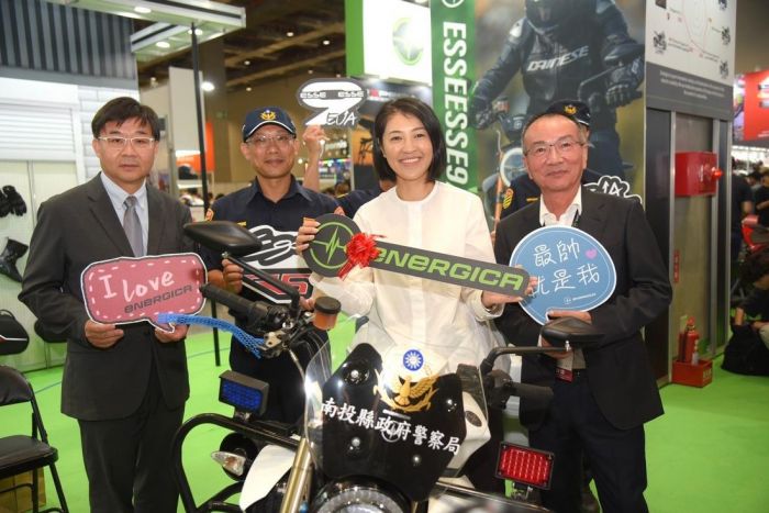 響應永續環保！臻裕企業捐贈電動重機給南投縣警察局