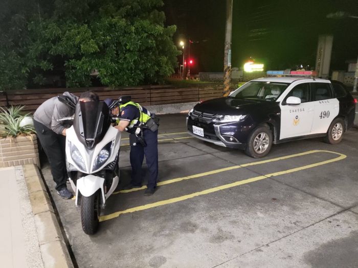 上夜班途中汽油耗盡　遇到巡邏警宛如見救星