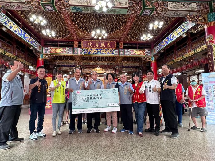苗栗玉清宮點燈送愛　為華山孤老祈平安