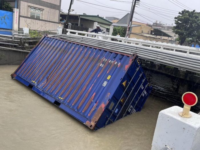 天使輪漂流貨櫃　高雄林園區中門三號橋下再尋獲