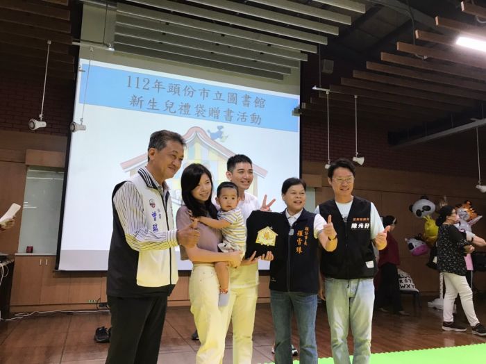 頭份市公所贈新生兒閱讀禮袋　祝福小寶貝贏在起跑點