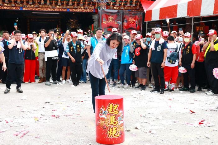 城隍爺聖誕遶境祈安　許淑華點起馬炮祈福
