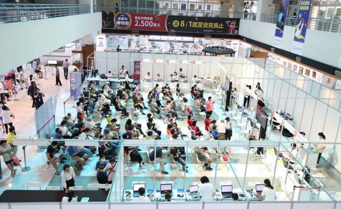 2023嘉義市購物節市民專屬滿千送百 兌換首日人潮湧現