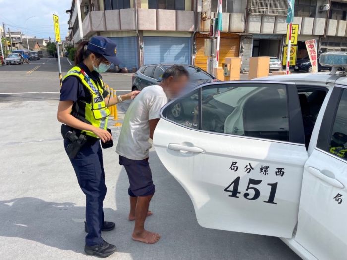 老翁腳麻走不動　熱心警協助送返家