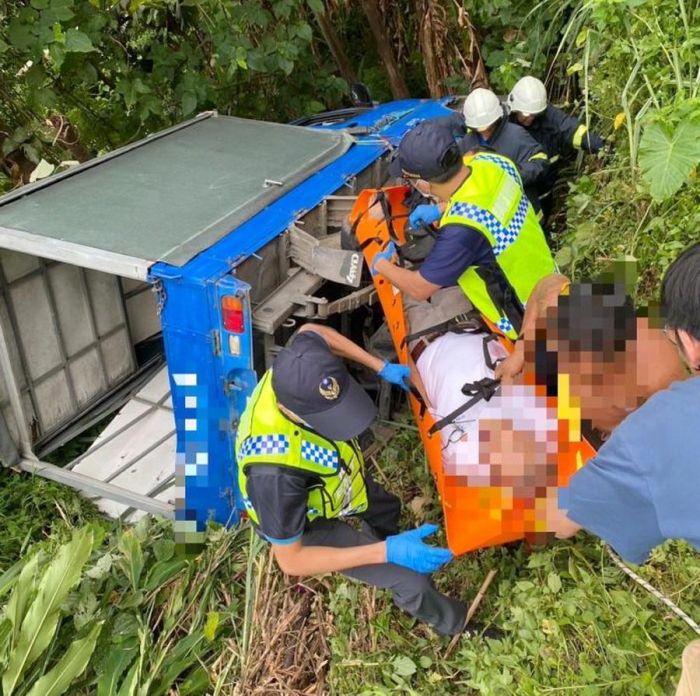 7旬翁駕車墜落10公尺山谷　路過熱心民眾急救援