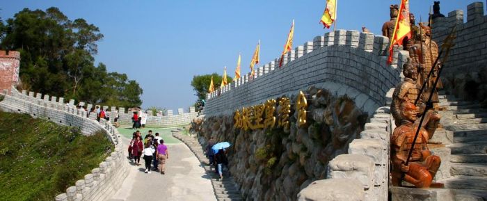 慶祝父親節 爸氣旅遊 台灣萬里長城登高踏青 穿古裝扮皇帝