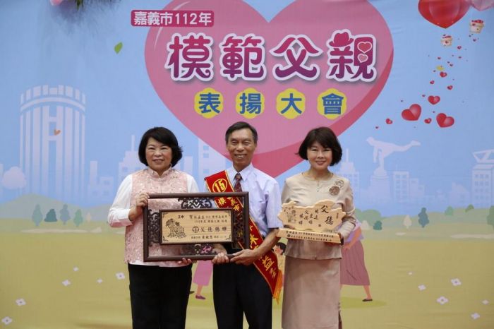 父親節前夕 黃敏惠市長表揚22位模範父親現場溫馨