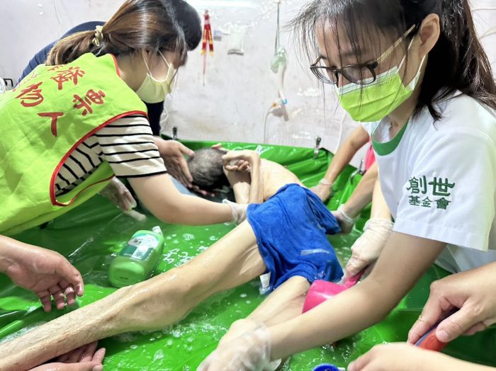 雙胞胎哥哥身兼父職 照顧植物人弟弟無怨無悔