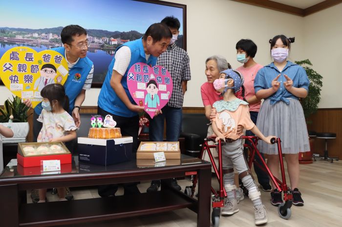 苗縣幼安教養院童送感恩卡片、蛋糕　 祝福鍾東錦父親節快樂