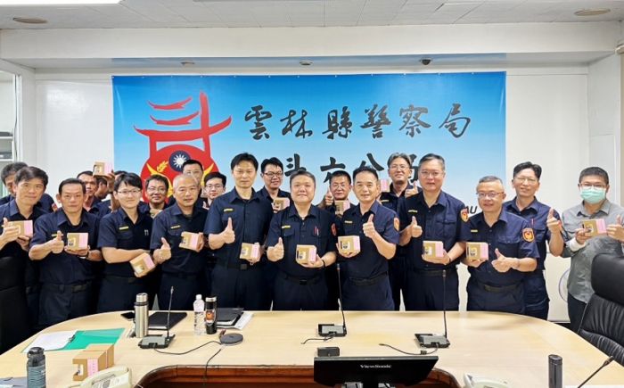 斗六警分局慶祝父親節　警察爸爸受贈特製杯杯