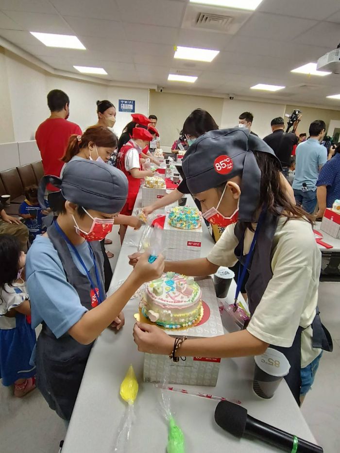 不一樣的父親節體驗 彰化家扶親子彩繪蛋糕
