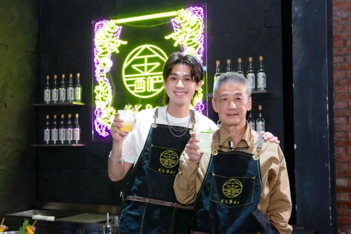 李亞明李玉璽父子攜手擔當KK Bar店長邀您品嚐高粱調酒